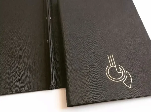 LEN18M Ementa Sintetica Matte textura riscas preto Ementa Sintética Mate textura riscas preto